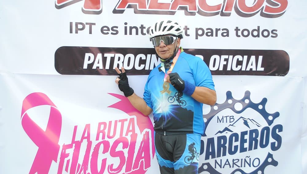 Ciclista con su medalla de Ruta Fucsia