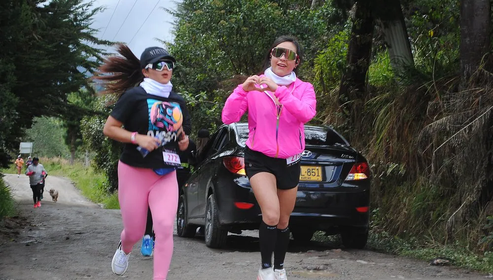 Corredor celebrando en el recorrido
