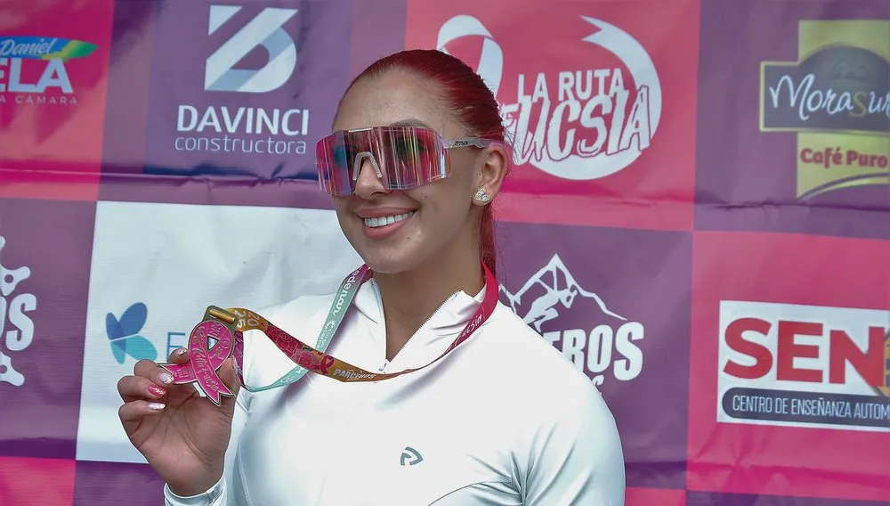 Participante mostrando su medalla