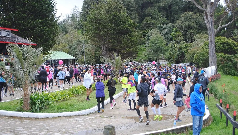 Participante celebrando con los brazos abiertos